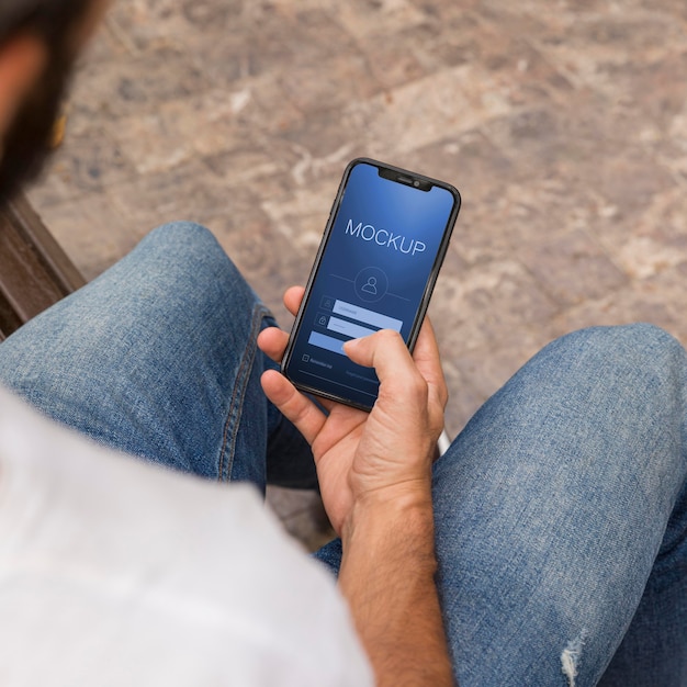 PSD homme dans la rue avec téléphone à l'aide de l'application