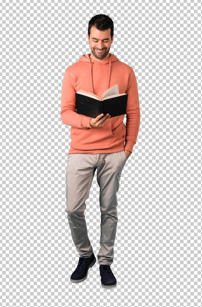 PSD homme dans un sweat-shirt rose tenant un livre et appréciant la lecture