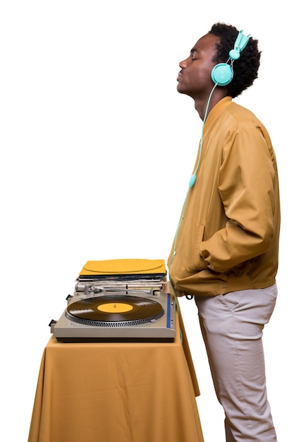 PSD un homme avec un disque vinyle écoutant de la musique