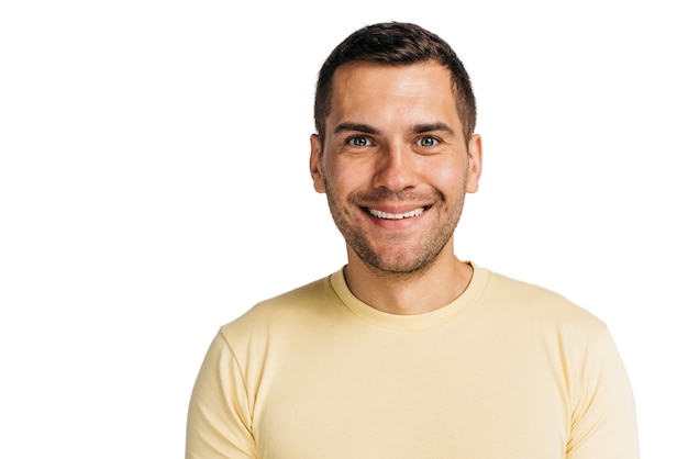 Un homme expressif faisant des gestes.