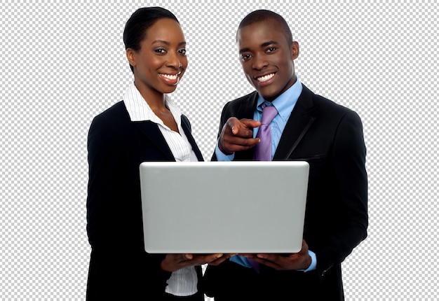 un homme et une femme tiennent un ordinateur portable avec le mot " macbook " sur lui