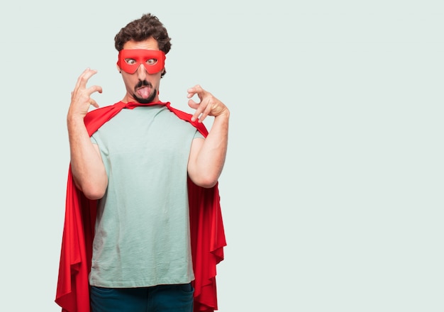 homme fou comme un super héros blague, sortir la langue avec une expression drôle, idiot et ludique