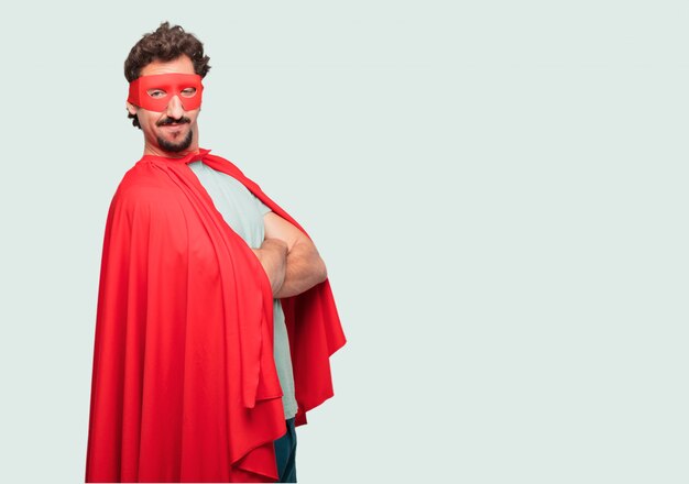 PSD homme fou comme un super héros debout sur le côté, avec un regard fier, satisfait et heureux sur le visage