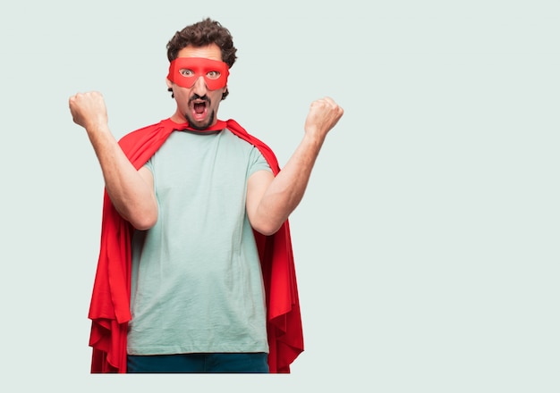 Un homme fou comme un super héros Gestant la victoire, avec un regard heureux, fier et satisfait sur le visage