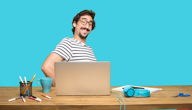 homme heureux fou avec un ordinateur portable
