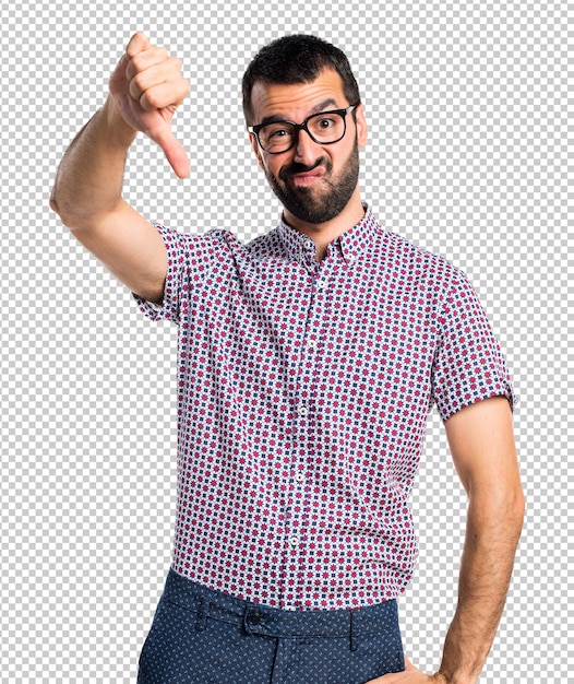 Homme avec des lunettes fait un mauvais signal