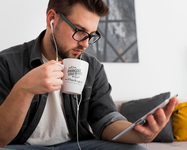 PSD homme à la maison buvant de la maquette de la tasse