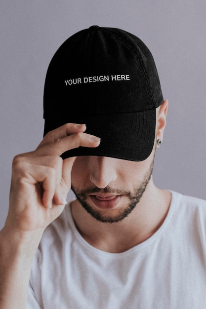 Homme avec une maquette de casque noir