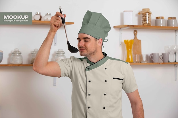 PSD un homme avec une maquette de veste de chef