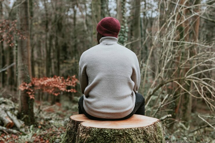 PSD homme de mode d'automne assis dans la forêt vue arrière psd