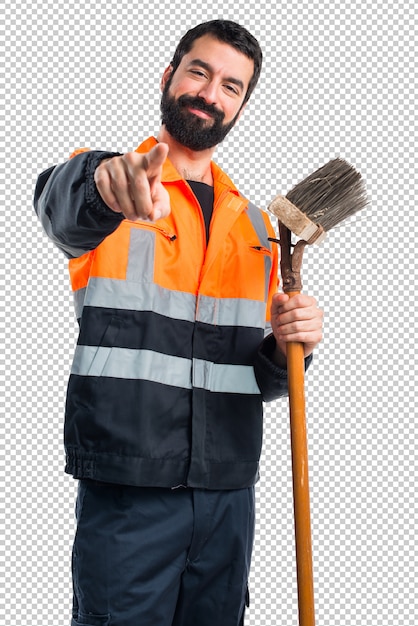 Un homme des ordures qui pointe vers l'avant