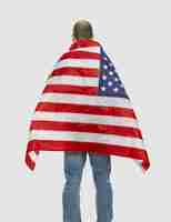 PSD un homme patriotique enveloppé dans un drapeau américain.