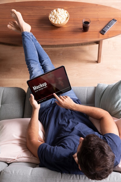 Homme plein coup regardant un film sur une tablette
