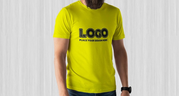 PSD un homme portant une chemise jaune avec l'inscription « logo » dessus.