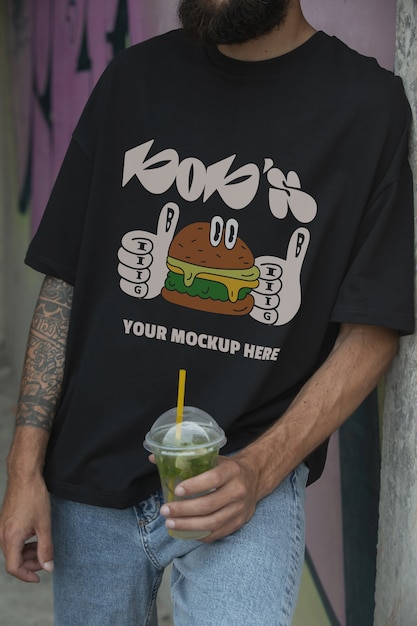 Homme portant un logo sur la conception d'une maquette de t-shirt avant