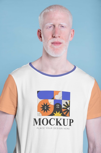 Homme portant une maquette de chemise