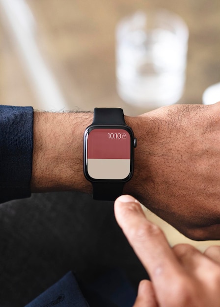 Homme Portant Une Maquette De Smartwatch