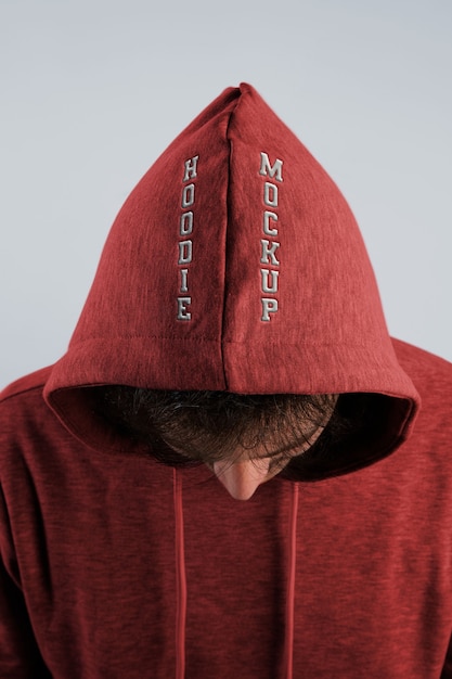 PSD homme portant une maquette de sweat-shirt avec capuche