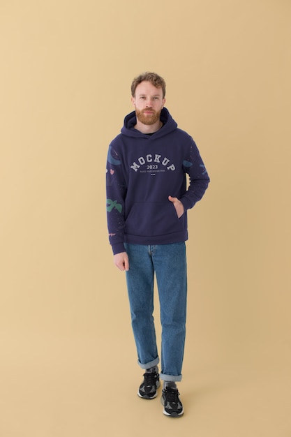 Homme Portant Une Maquette De Sweat-shirt