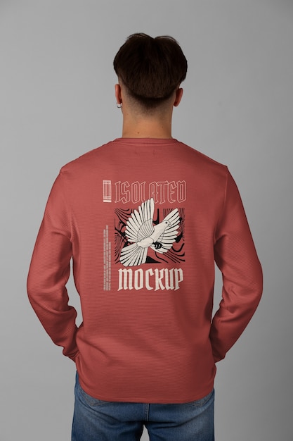 Homme portant une maquette de sweat-shirt