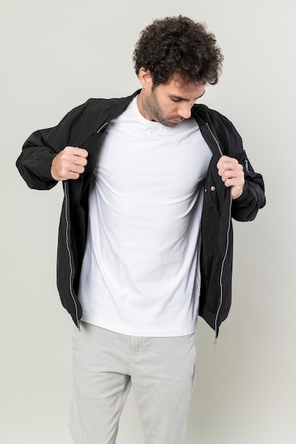Un homme portant une maquette de veste en cuir noire