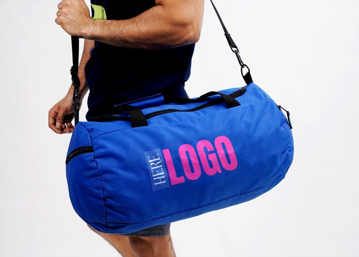 PSD un homme portant un sac de sport bleu avec une maquette du logo