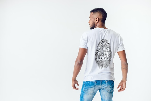 Un homme portant un t - shirt blanc qui dit placez votre logo dessus