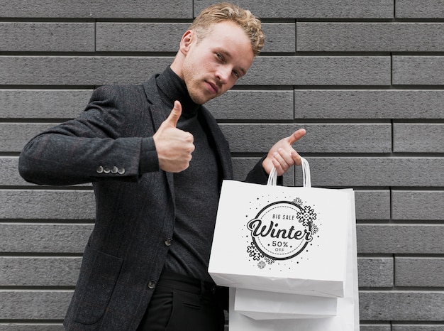 Homme Avec Des Sacs à Provisions Montrant Un Signe Ok