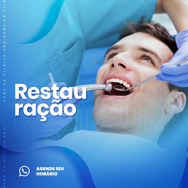 un homme se brosse les dents dans un balai bleu