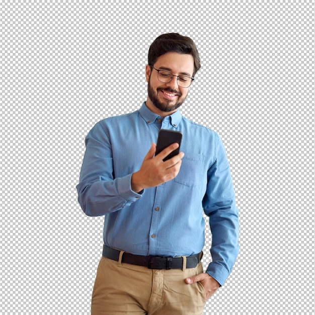Un homme souriant qui regarde son smartphone.