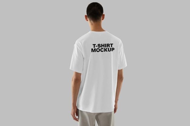 un homme avec un t-shirt qui dit qu'il commence par un t-shirts