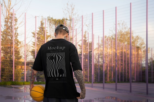 Un Homme De Taille Moyenne Portant Un T-shirt De Design Urbain