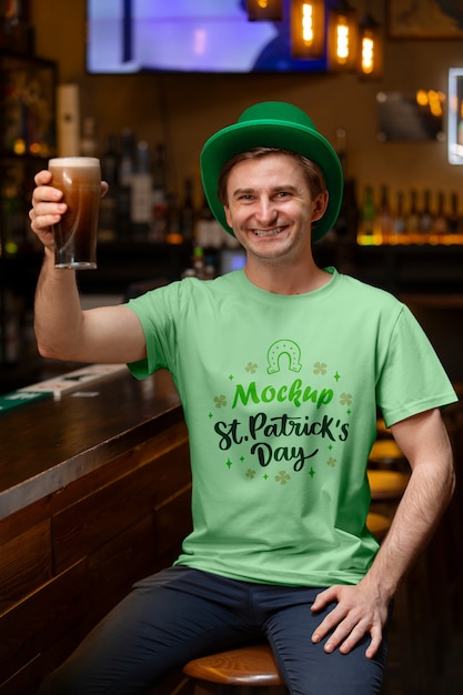 PSD un homme de taille moyenne portant un t-shirt pour la fête de saint patrick.