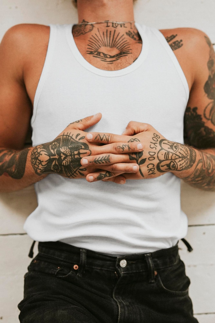 PSD un homme tatoué serrant les mains sur l'estomac frappé alors qu'il est allongé sur le sol 2 octobre 2020 chippenham royaume-uni