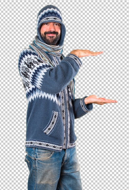 Homme Avec Des Vêtements D'hiver Tenant Quelque Chose