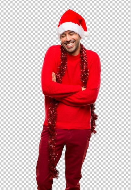 PSD homme avec des vêtements rouges célébrant les vacances de noël en gardant les bras croisés en souriant