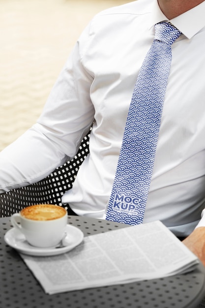 PSD homme vue de face avec une tasse de café