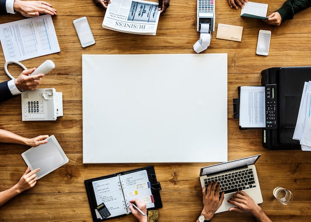 Hommes d'affaires travaillant utiliser un agenda portable