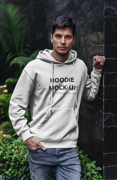 Hoodie-attrappe auf dem kapuzenpullover eines mannes