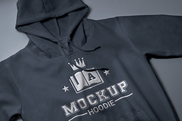 Hoodie mit Logo-Mock-up in Prägeeffekt