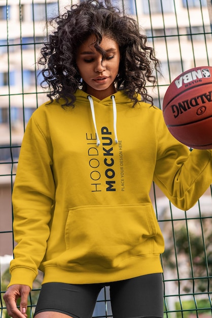 PSD hoodie mockup chica de ébano muestra la estética del baloncesto