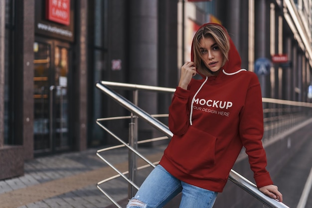 Hoodie-Mockup-Modemädchen auf der Straße