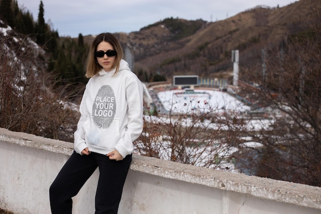 Hoodie-Modell für Mädchen