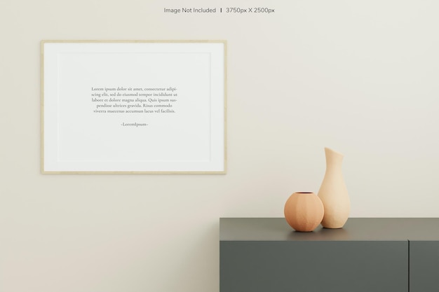 Horizontales Holzplakat oder Fotorahmenmodell mit Vase auf dem Schreibtisch im Wohnzimmer. 3D-Rendering.
