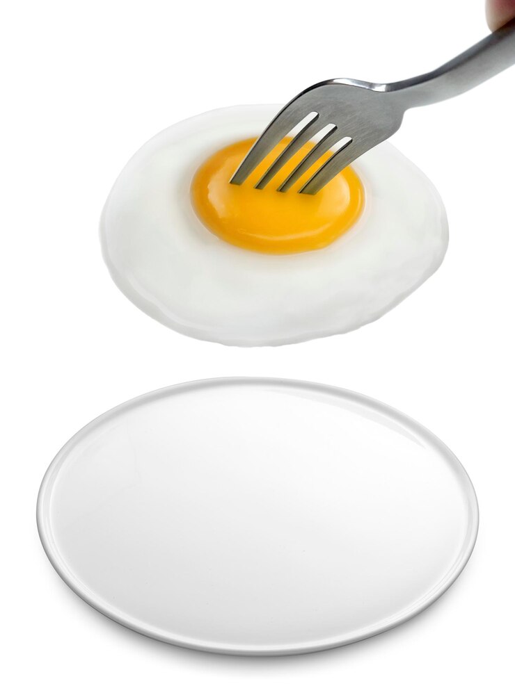 PSD huevo frito en el tenedor en el plato y el tenedor fondo transparente