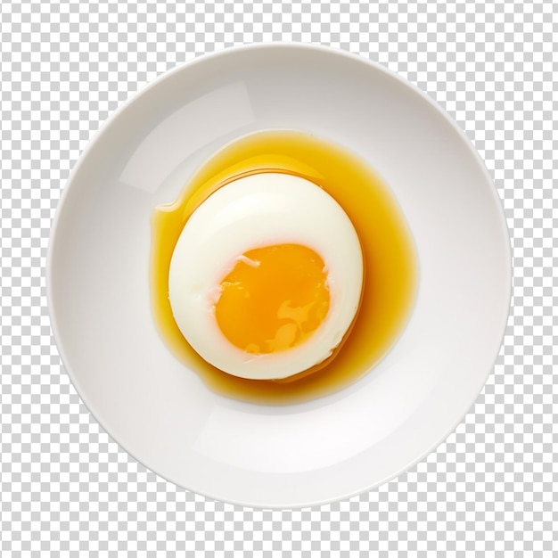 PSD huevo medio frito en un plato aislado sobre un fondo transparente vista superior