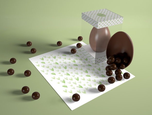 Huevo de pascua de alto ángulo con dulces de chocolate