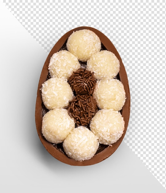 Huevo de pascua de chocolate con el típico brigadeiro gourmet brasileño sobre fondo transparente