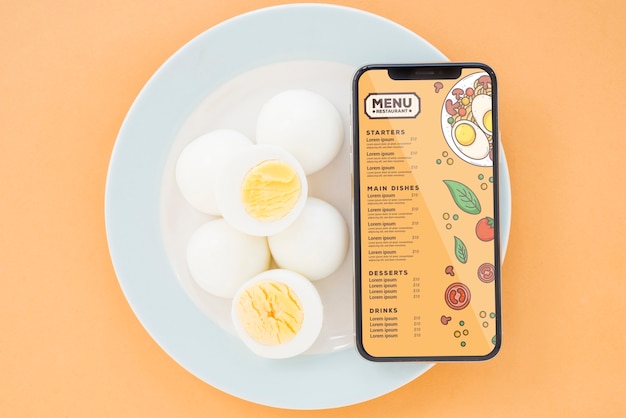 Huevos de primer plano con maqueta de teléfono