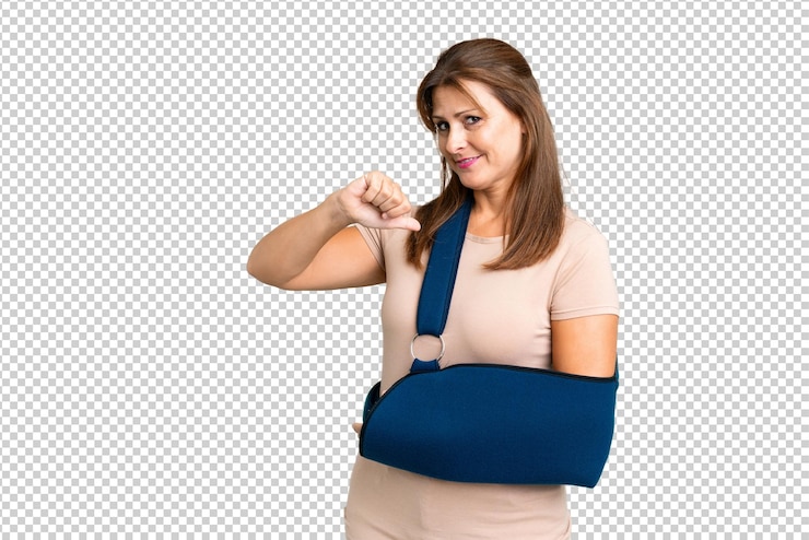 PSD idade média com o braço quebrado e usando uma bucha sobre um fundo isolado orgulhoso e satisfeito com si mesmo